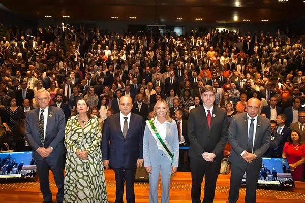 Na posse, cerimônia cumpre rito institucional e com auditório da Câmara Legislativa lotado, Celina recebe manifestações +de apoio dos representantes do Legislativo e do judiciário.